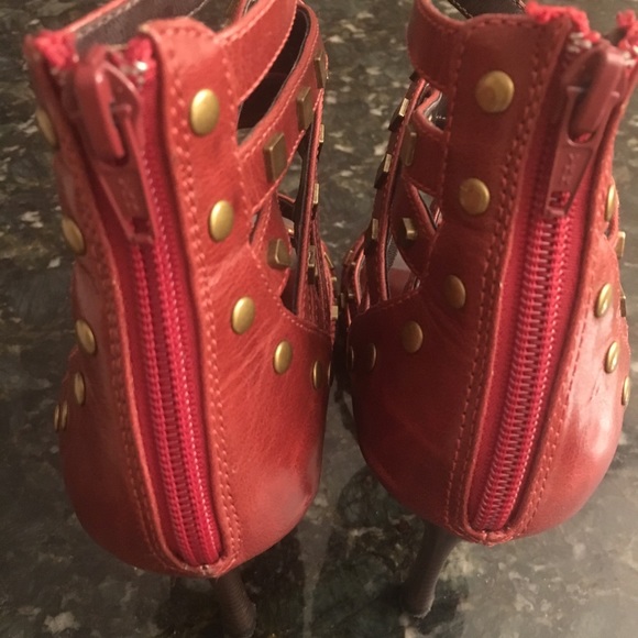 Size 8 heels - Picture 3 of 6